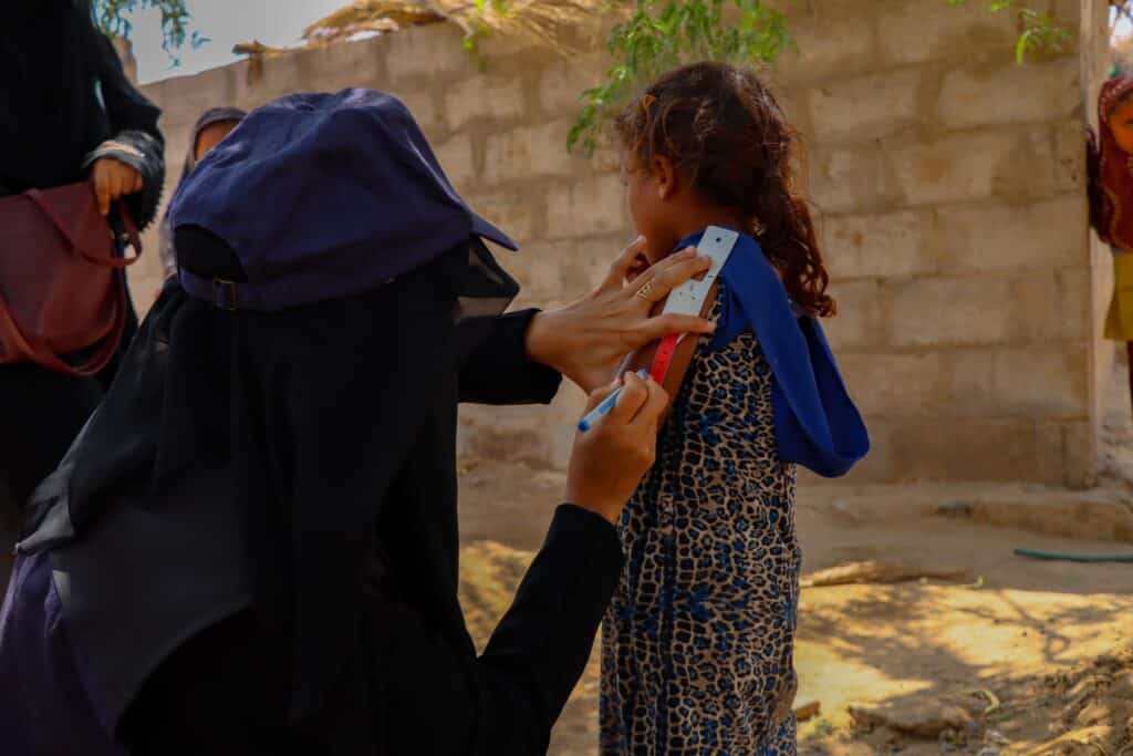 الرعاية الصحية على عجلات: الأمل لليمن الريفي 3 متطوعو الرعاية الصحية الشاملة أثناء فحص سوء التغذية