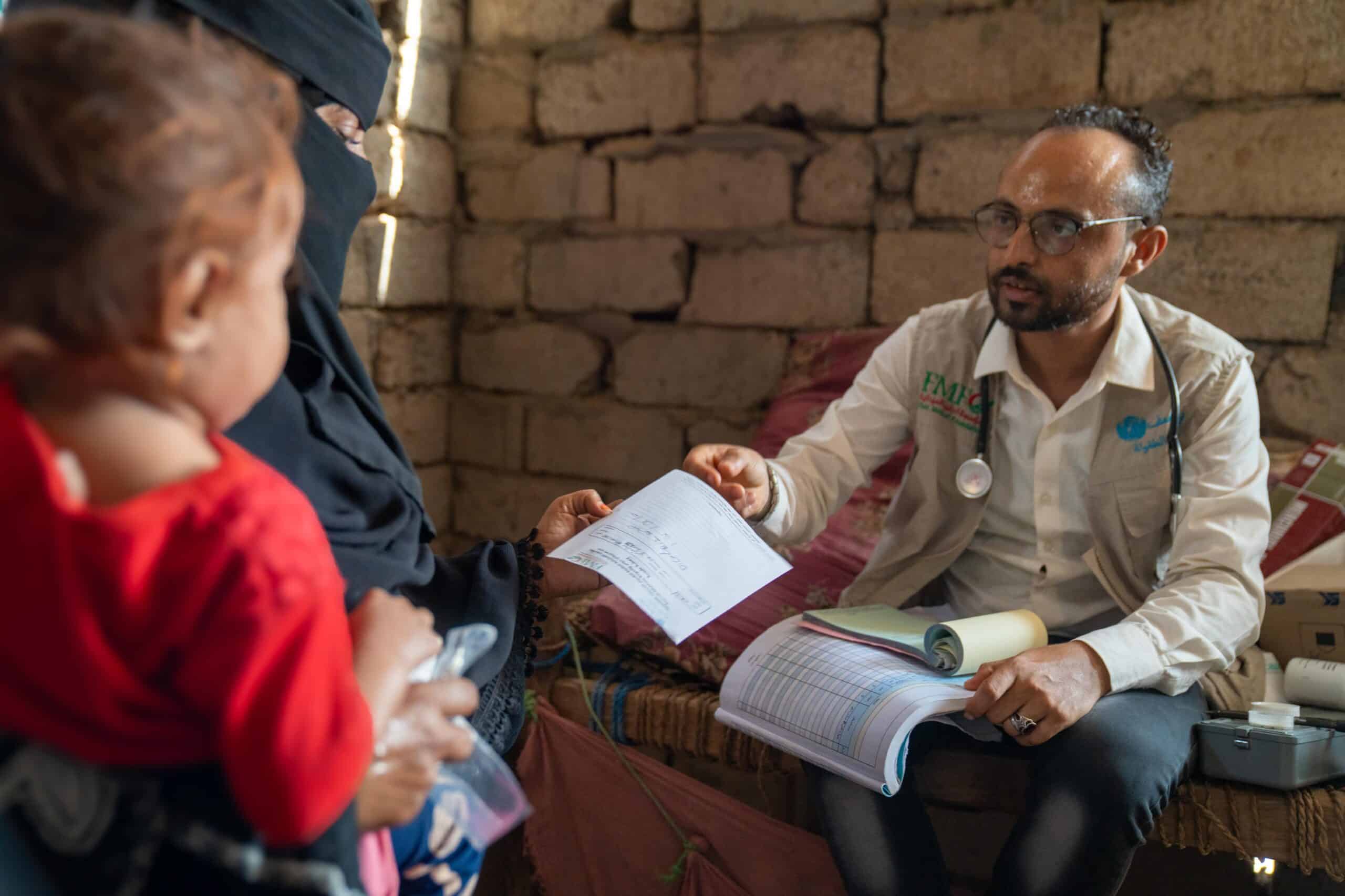 الرعاية الصحية على عجلات: الأمل لليمن الريفي 7 شريان حياة على عجلات دفع الصراع المستمر وتدهور الاقتصاد النظام الصحي في اليمن إلى حافة الهاوية. فقد انقطع عدد لا يحصى من القرى، ويعاني الصغار والحوامل أكثر من غيرهم، ليس لأن احتياجاتهم نادرة، ولكن لأن الرعاية الصحية ببساطة بعيدة المنال. ولمعالجة هذا الظلم، أطلقت المؤسسة الطبية الميدانية بالشراكة مع اليونيسف مشروع الاستجابة المتكاملة للطوارئ في مديريتي حيس والخوخة. كانت إجابة المشروع عملية بشكل أنيق: وحدات طبية متنقلة - عيادات متنقلة يمكنها التنقل حيثما كانت الحاجة إليها أكبر، واستعادة الحق في الصحة، زيارة واحدة في كل مرة.